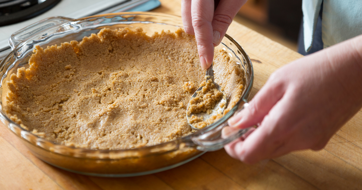 She making a pie. Graham Cracker crust pie. Основа из печенья. Корж из печенья. Корж из печенья и масла.