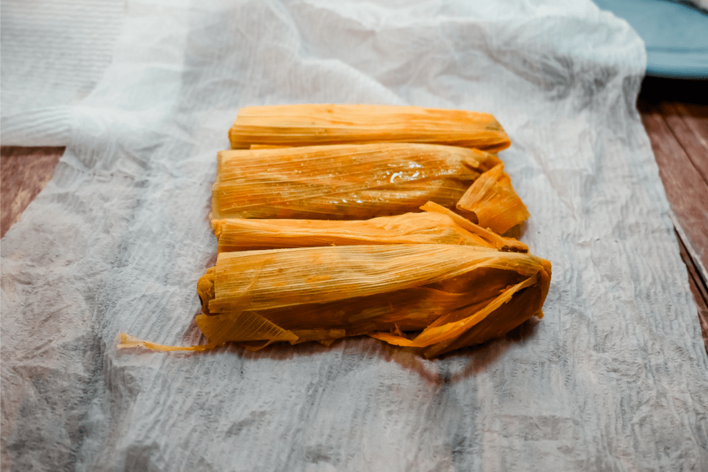 Tamales on top of wet paper towels. 